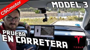 Model-3-y-la-Industria-de-la-Moda-Estilo-en-la-Carretera
