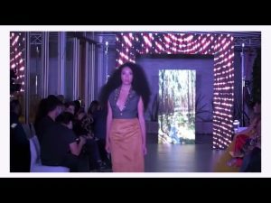 Model-3-y-la-Moda-Sostenible-Accesorios-Eco-Amigables