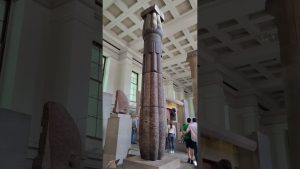 qué desafíos enfrenta la transmisión cultural en Cómo los museos británicos preservan la identidad cultural